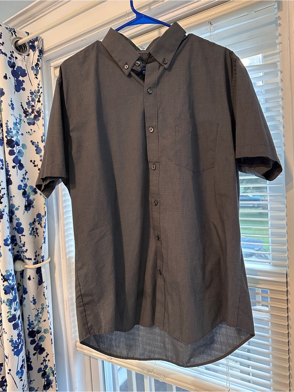 Van Heusen Men's Short-Sleeve Button-Down Shirt in Charcoal Gray